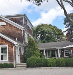 The 1860s farmhouse that houses Sherwood House's tasting room